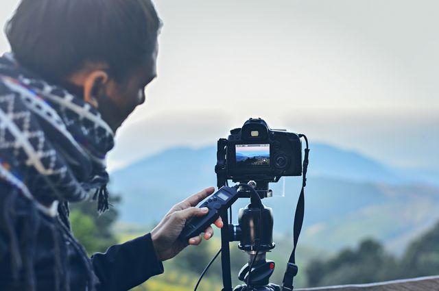 登山で絶景を撮影するためにあると便利なカメラ関連の持ち物は？